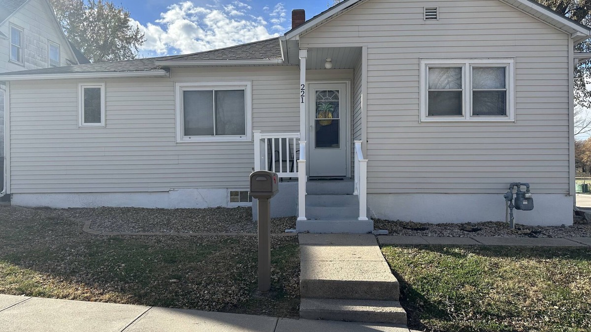 Ord House | Quaint 3-bedroom house located minutes away from the pool, park, and golf course