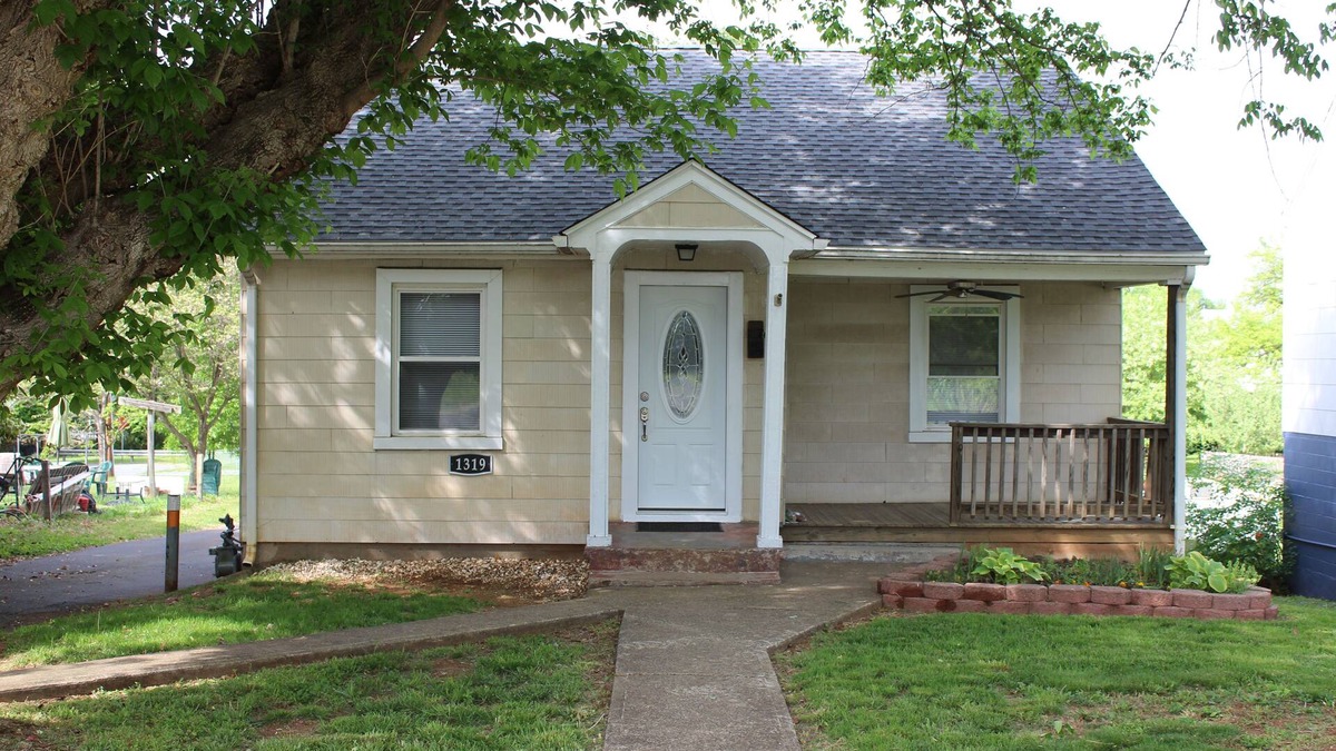 Woolen Mills House | Quaint and Cozy, 2 Bed, I Bath, Full Kitchen Cottage with Off Street Parking