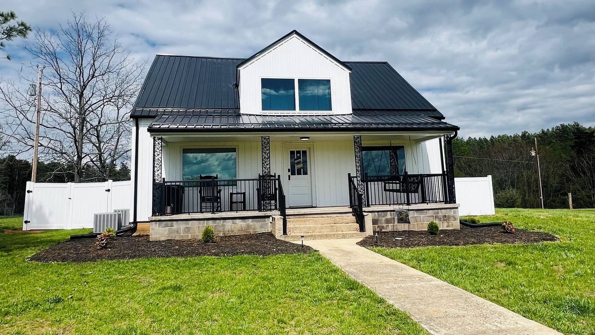 Gretna House | Quaint and spacious country farmhouse located near the small town of Gretna, VA