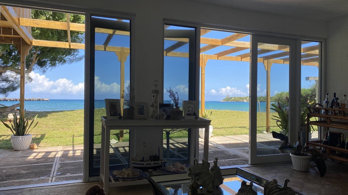 Rio Bueno House | Quaint Beachfront Bungalow