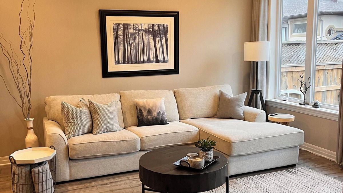 Almonte House | Quaint bungalow in a quaint artsy little town with a river running through it!