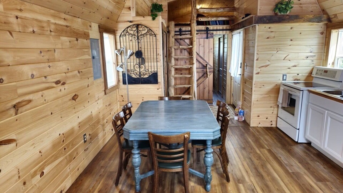 Dry Ridge Cabin | Quaint Cabin - 8 minutes from Ark Encounter!nCountry setting, near town!