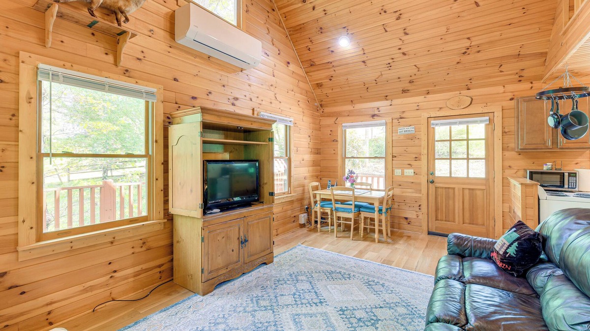 Laurel Springs Cabin | Quaint Cabin w/Stream in Blue Ridge!