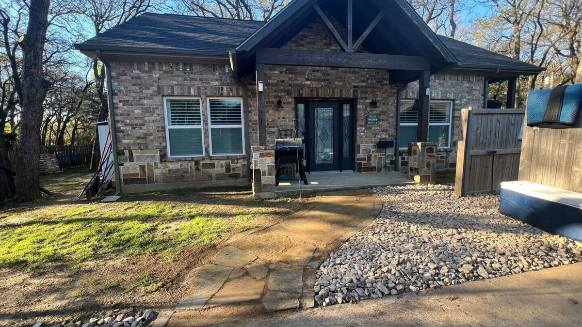 Roanoke House | Quaint Casita in One Acre Wooded Lot
