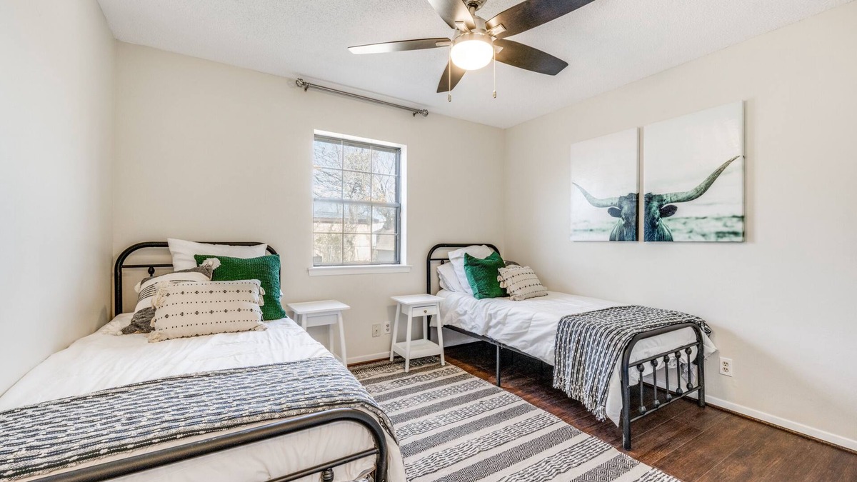 Justin House | Quaint City of Justin STEPS away- 5 Min to raceway. Just remodeled Dog friendly