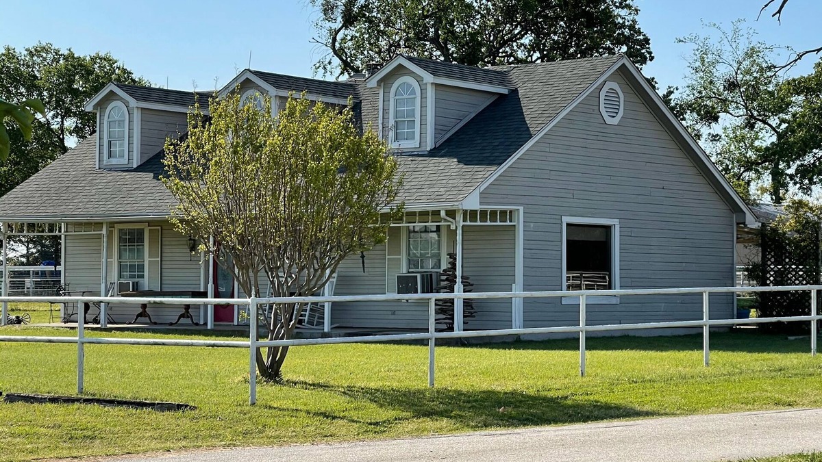 Weston House | Quaint Coach House on 50 acre horse ranch