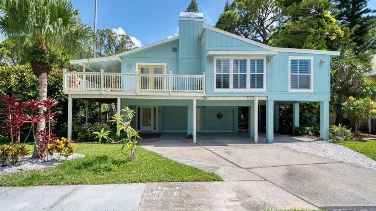 Crystal Beach Villa | Quaint coastal retreat, just a stone's throw away from the ocean.