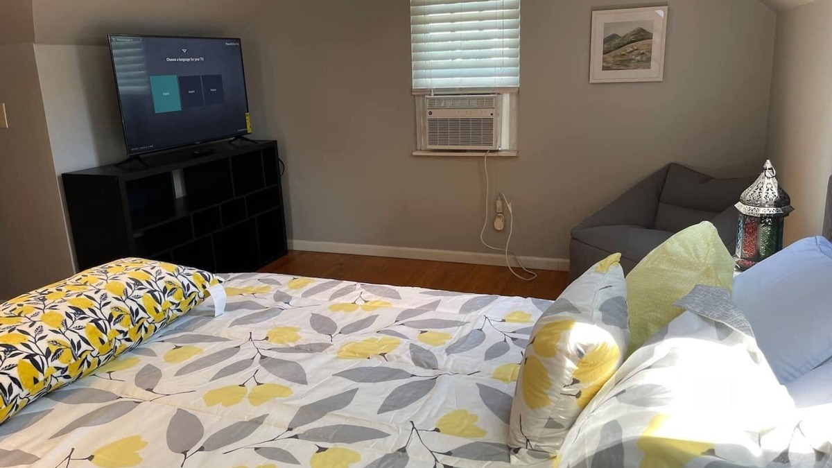 Charleston House | Quaint, Comfy, Close & Convenient - Entire Home