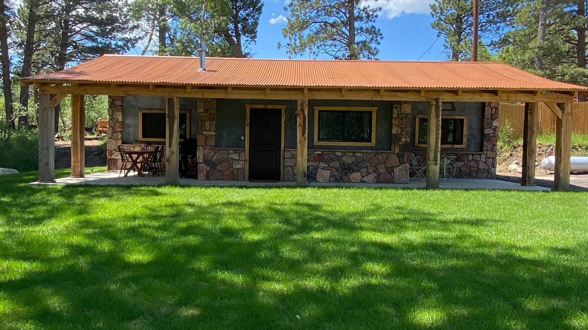 Saddlestring House | Quaint Corner Stone Guest Cottage -