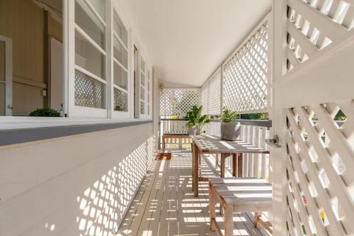 Annerley Apartment | Quaint & Cosy 1 Bedroom Apartment in Queenslander.