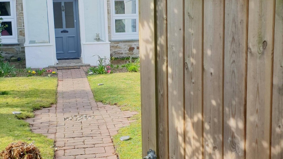 Mount Hawke Cottage | Quaint Cosy Country Cottage 5 minutes to the nearest mile and a half sandy Beach
