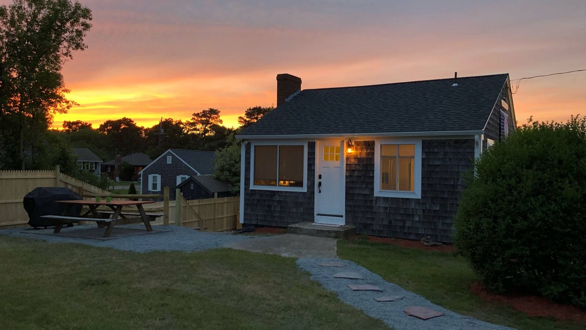 Dennis Port House | Quaint cottage 100 steps from the Beach