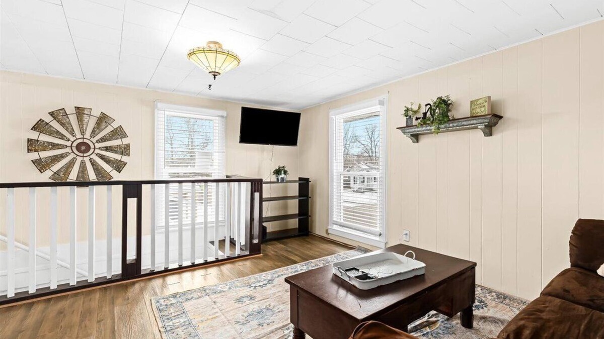 Fenton House | Quaint Cottage 2 Bedroom Unit in Downtown Fenton