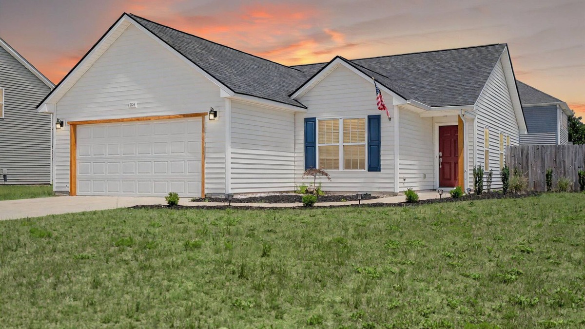 South View House | Quaint Cottage-3BR/2B House with Arcade and Fire Pit in Quiet Part of Hope Mills