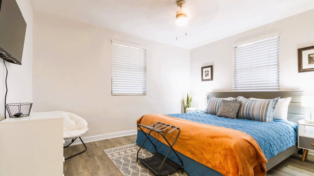 Gainesville House | Quaint Cottage-5 min to UF & Shands & VA Hospital.