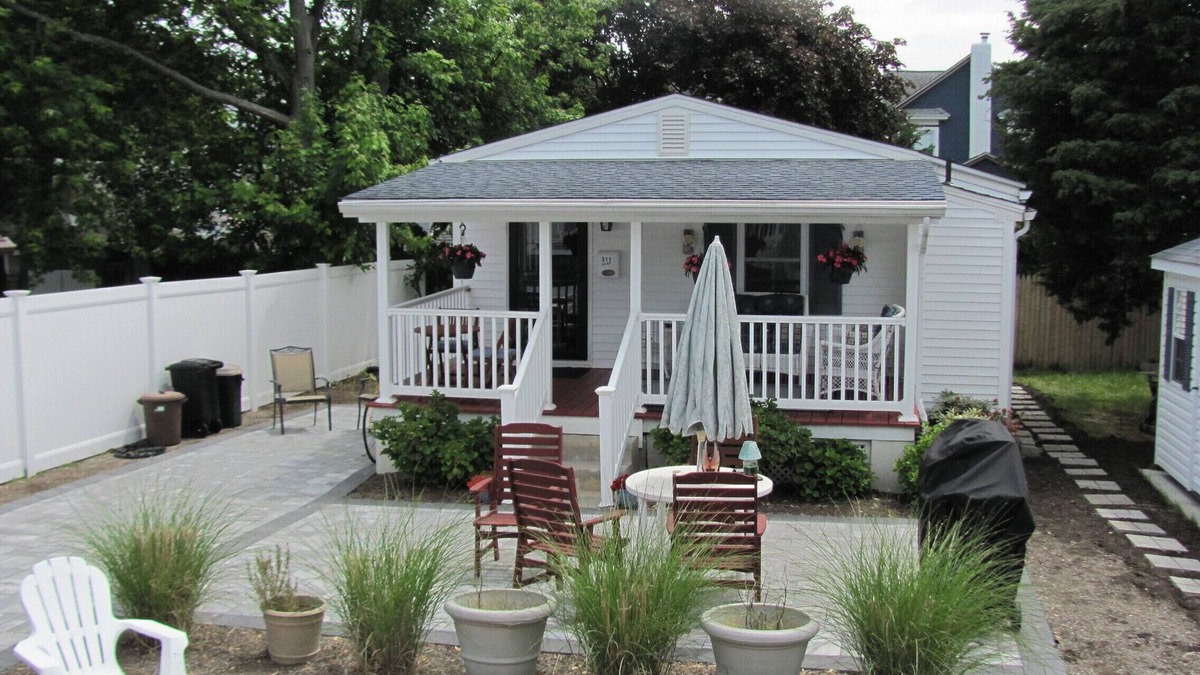 Bradley Beach Cottage | Quaint cottage 5- blocks to the beach.