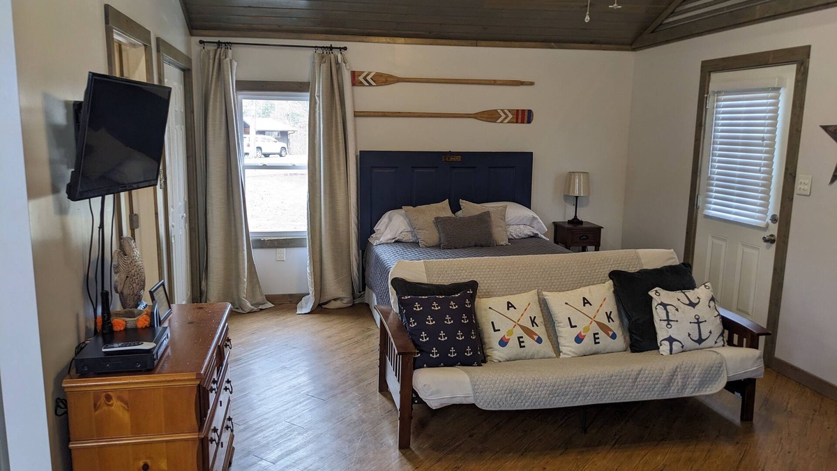 Camden Cottage | Quaint Cottage in Birdsong Creek/KY Lake/TN River. Short and Long-term rental