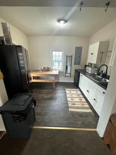 Arjay House | Quaint cottage near Local and State Parks and Minutes from Laurel Cove and Bell Theatre