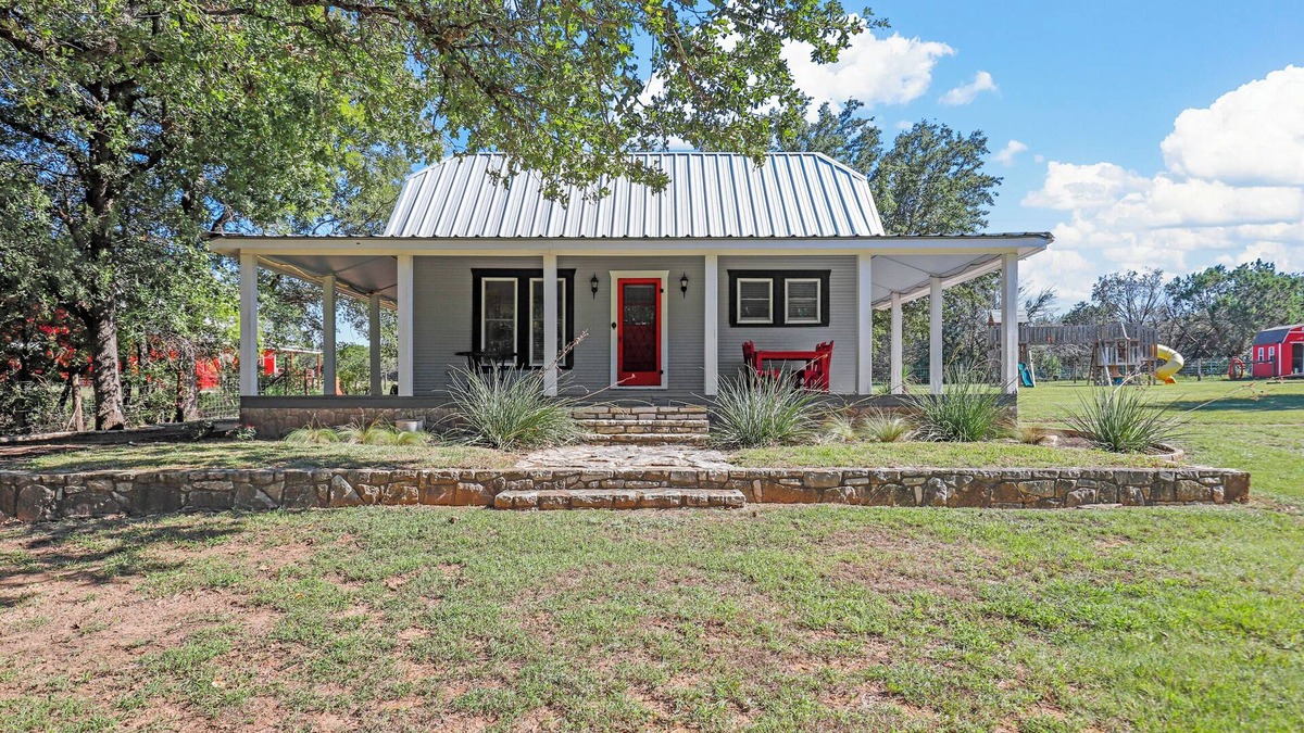 Paluxy Cottage | Quaint cottage on farm near downtown Granbury