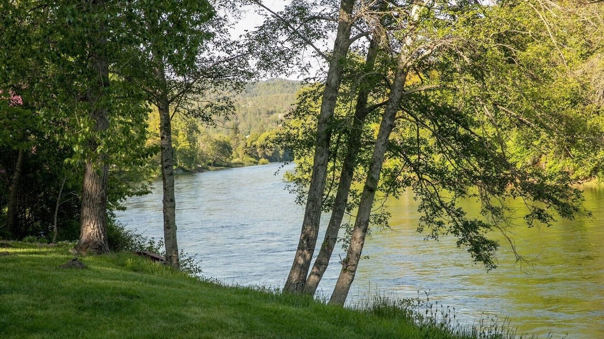 Grants Pass House | Quaint cottage on the beautiful Rogue River!