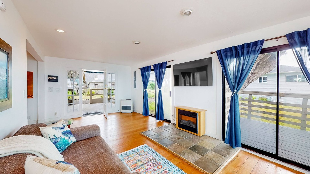 Elk House | Quaint cottage on the beach with mountain view, large deck, grill, & W/D