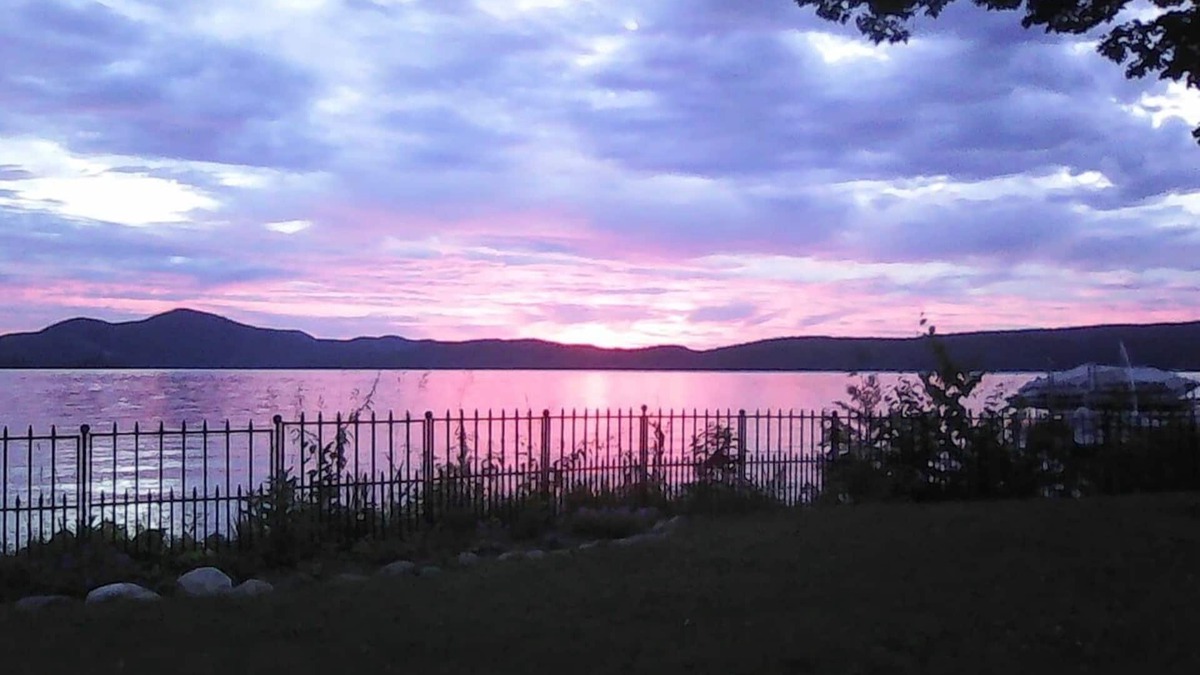North Lake George Cottage | Quaint Cottage On The Lake!