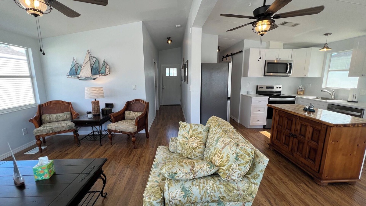 Iona House | Quaint Cottage! Peaceful 2 Bedroom, 1 Bath home with AC in Fort Myers