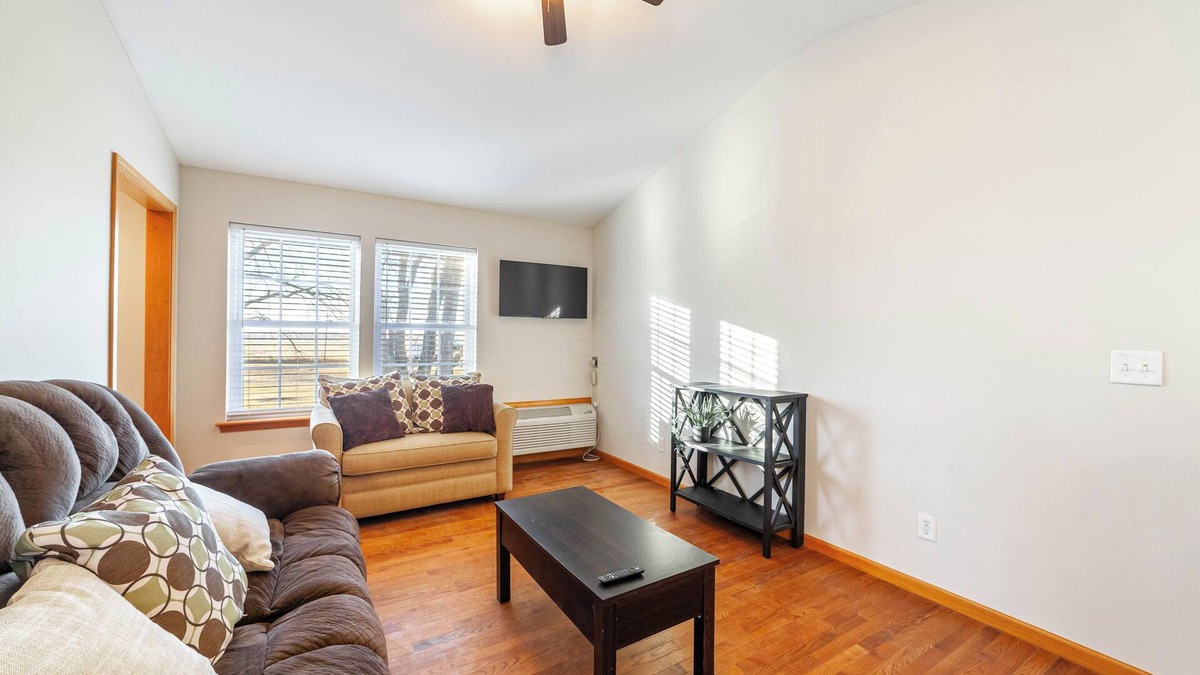 Hartsburg Cottage | Quaint cottage w/direct access to Katy Trial!