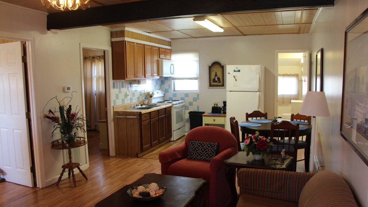 Deep Hole House | Quaint Cottages Near Everything on Beach Road