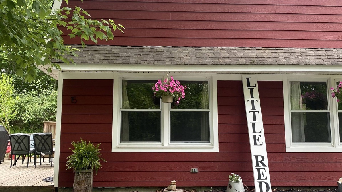 Middletown House | Quaint country house nestled in the woods