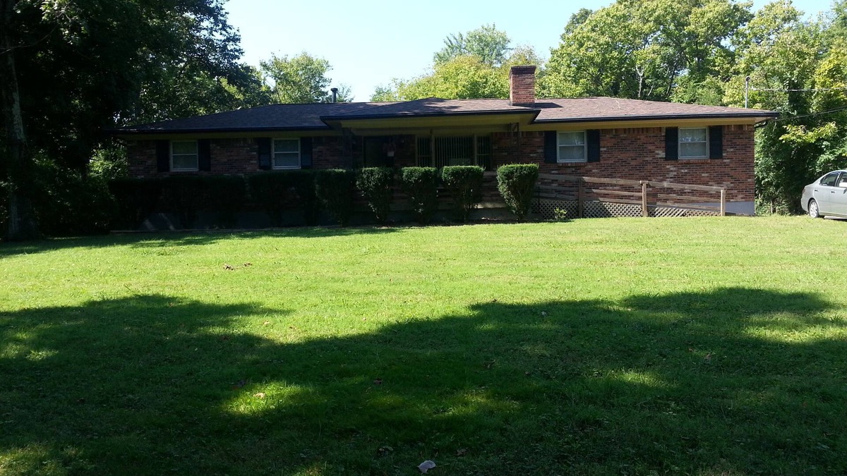 Buechel House | Quaint & Cozy 4 Bedroom/with attached garage -now with 2-night stays