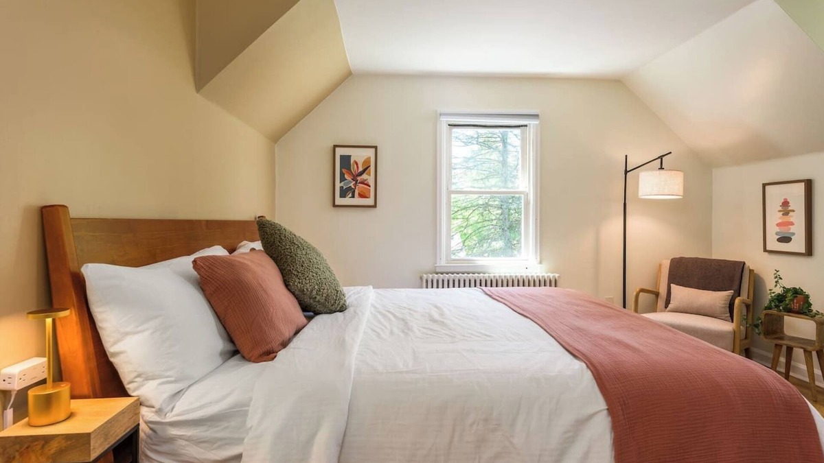 New Paltz House | Quaint & Cozy Cottage | Close To Town Pet Friendly