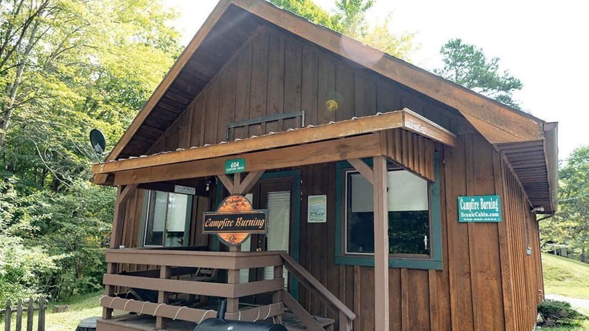 Primrose Cabin | Quaint, cozy vacation cabin with hot tub near Natural Bridge State Park