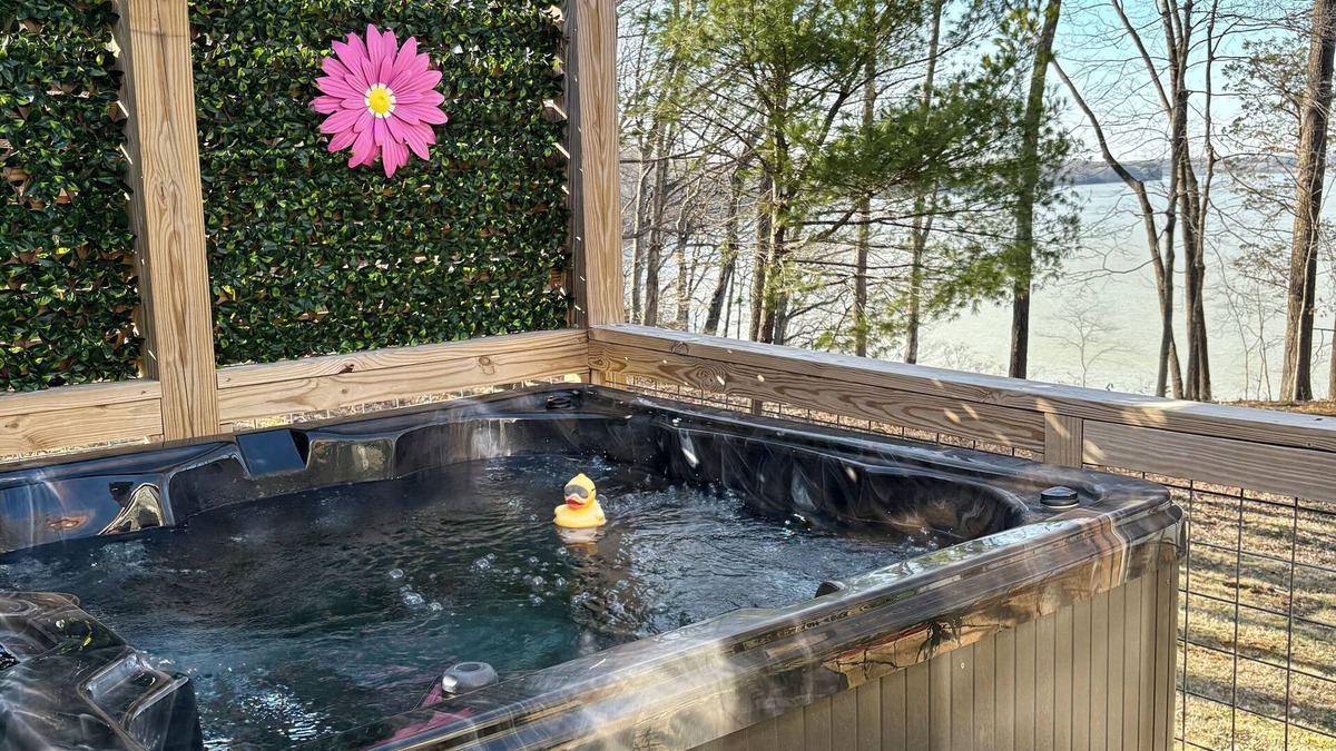 Scottsville Cottage | Quaint Family Cottage-New Spa tub with LAKE View-1 mile to Bailey’s Point