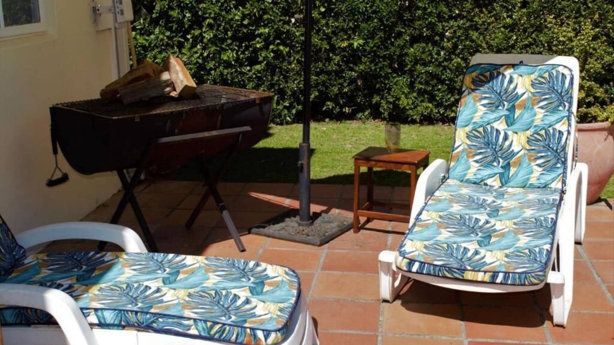 Franschhoek Cottage | Quaint family home close to Tram terminal
