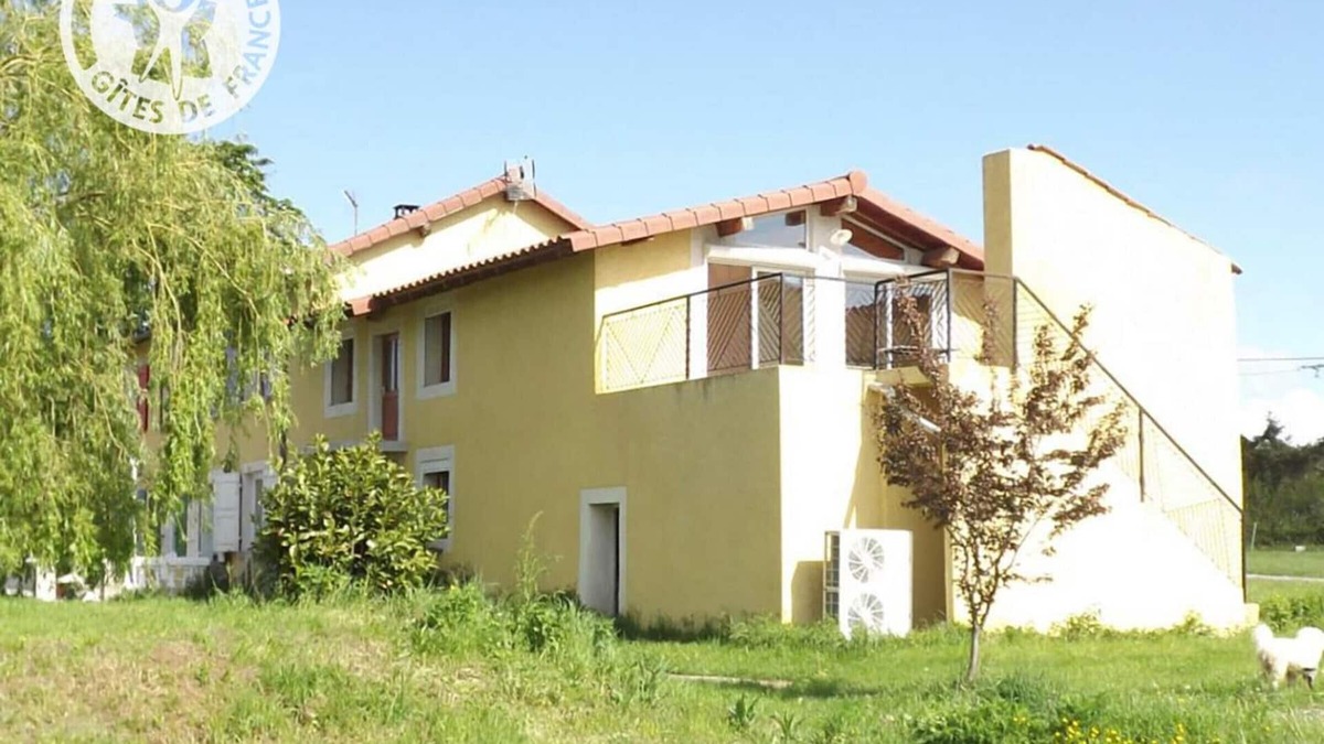 Sainte-Foy-Saint-Sulpice Apartment | Quaint Getaway: Cozy Cottage with Terrace & Large Garden, Pet-Friendly