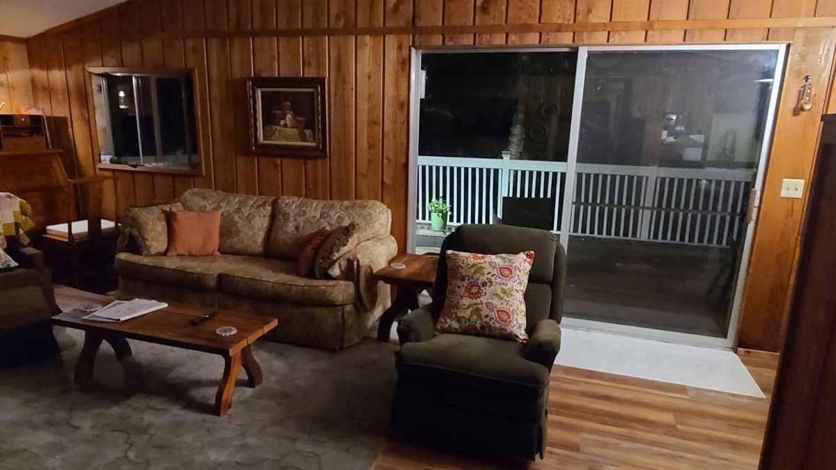 Cumberland Cabin | Quaint getaway cabin on an exclusive Northwoods lake