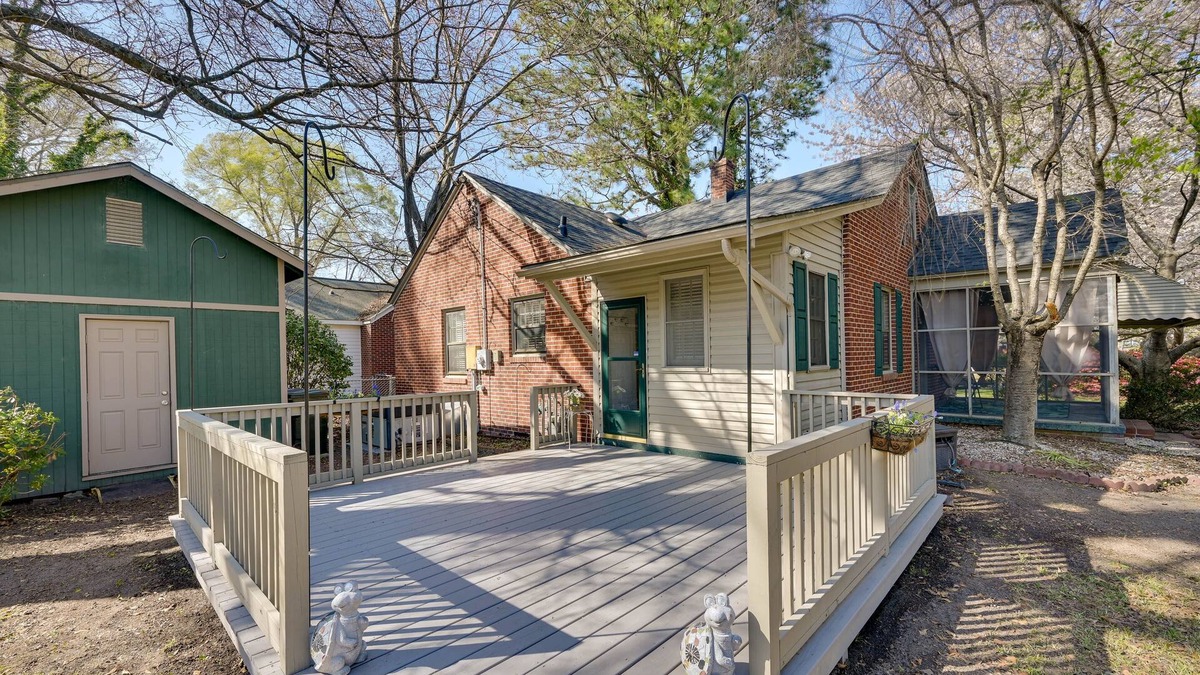 Goldsboro House | Quaint Goldsboro Home w/Screened-In Porch!