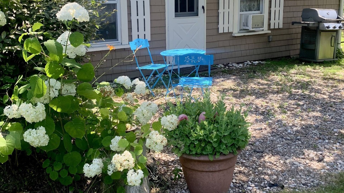 Charlestown Cottage | Quaint Guest Cottage - with PRIVATE parking pass to the Beach