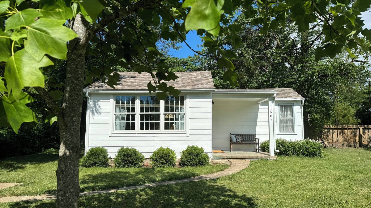 Kirksville Cottage | Quaint Guest Cottage
