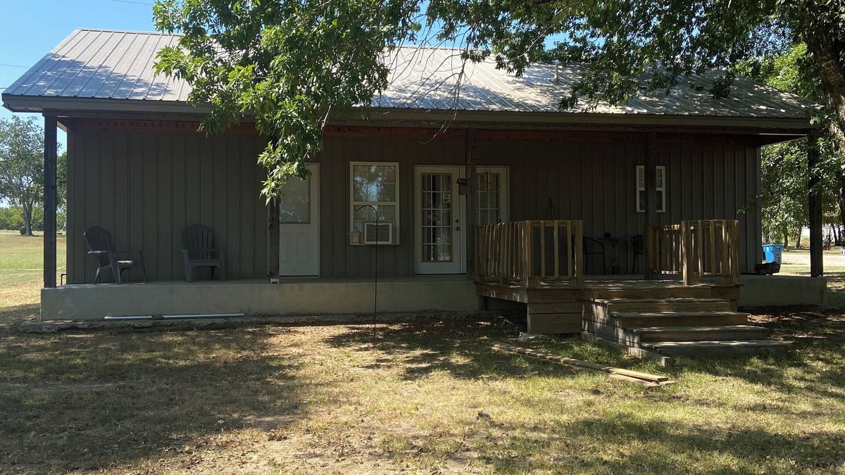 Clarita House | Quaint, handicap accessible house in serene Lehigh, classified as a ghost town.