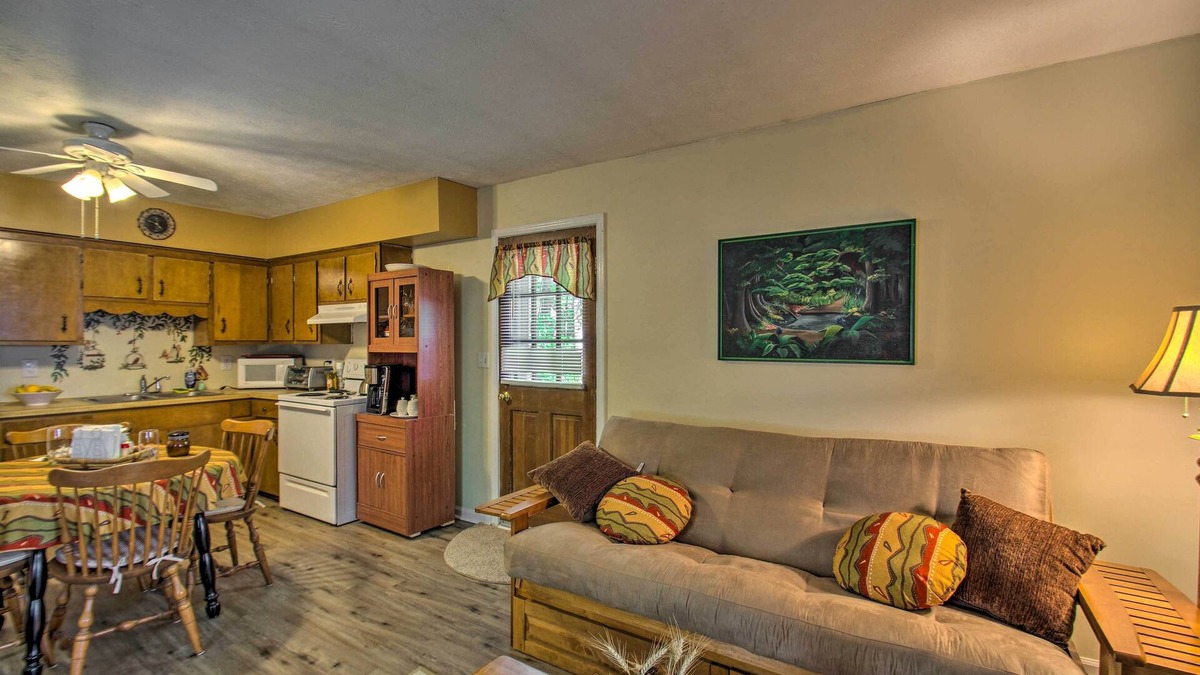 Hinton House | Quaint Hinton Hideaway - Hunt & Fish Nearby!