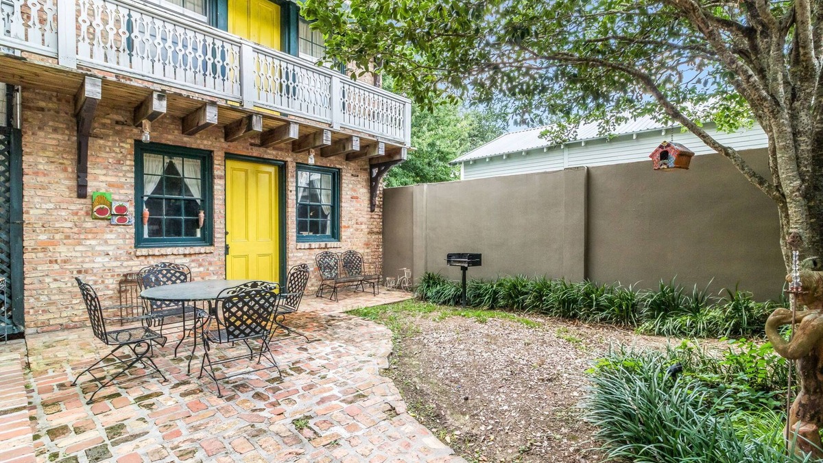 Scott Apartment | Quaint Historical Studio, Courtyard, W/D, King Bed; Minutes From Lafayette