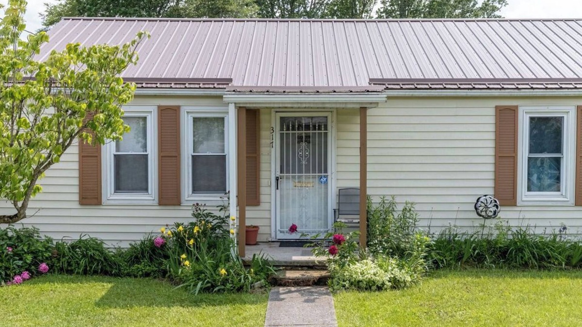 Summerlee House | Quaint home in Oak Hill, Conveniently Located.