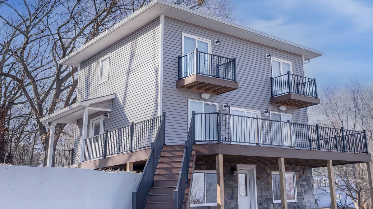 Atchison House | Quaint house on the bluffs overlooking the scenic Missouri River.