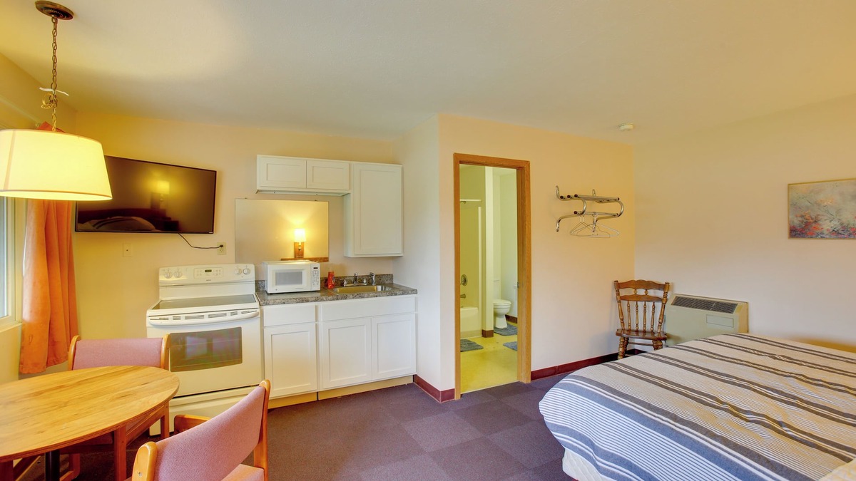 Lake City Apartment | Quaint Lake City Studio: Walk to Engelwood Beach!