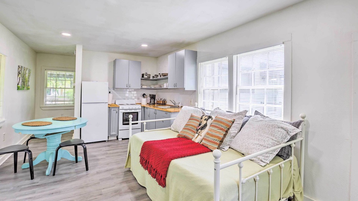 Leeds Apartment | Quaint Leeds Studio w/Yard ~ 18 Mi to Birmingham!