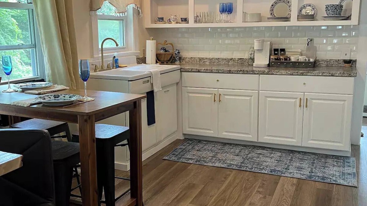 Oakland House | Quaint Little Cottagen
