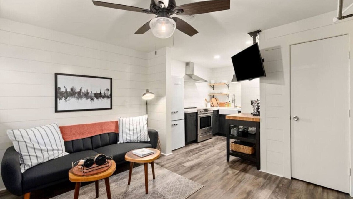 Auburn Apartment | Quaint Little Studio-Walk to the big game!