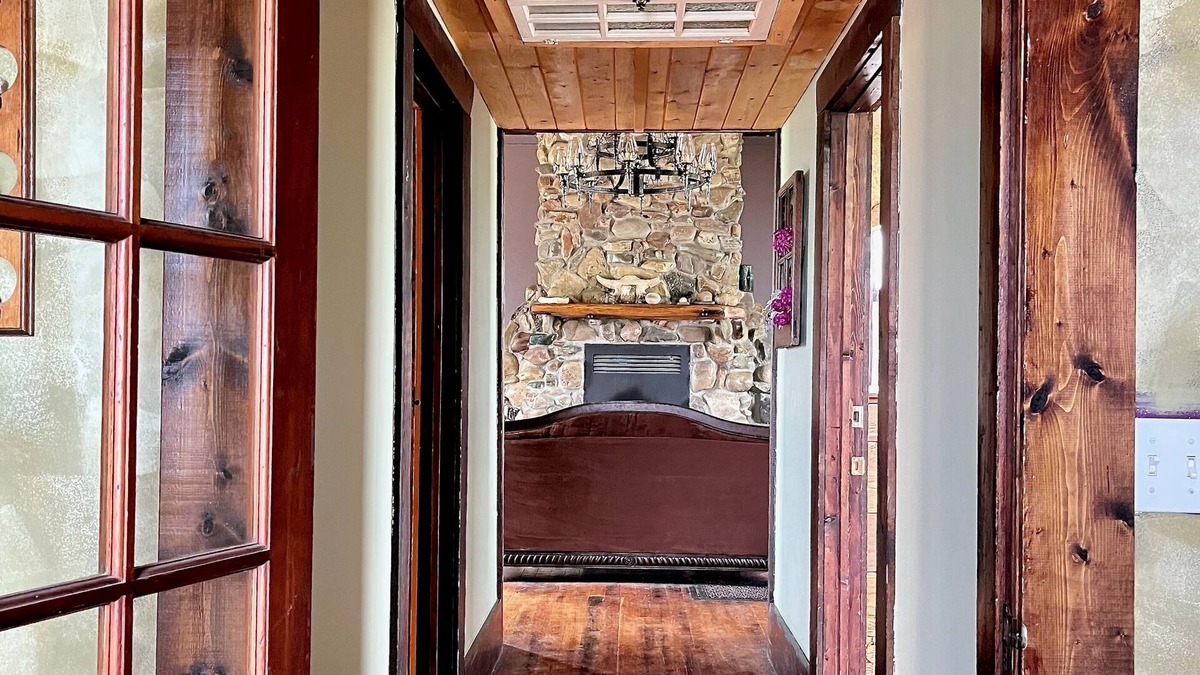 Division No. 3 House | Quaint lodge wonderful for retreats, reunions, weddings, and relaxation!